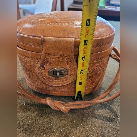 Vintage Mexico Hand Tooled Leather Purse - Picture 2 of 12